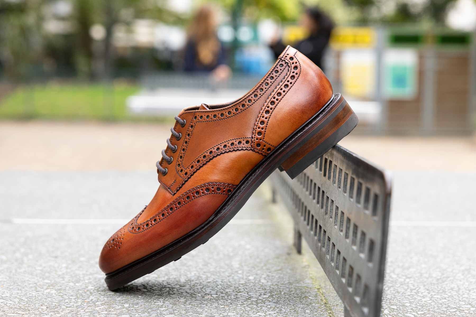 Loake Derby in mahogany-coloured smooth leather with rubber sole