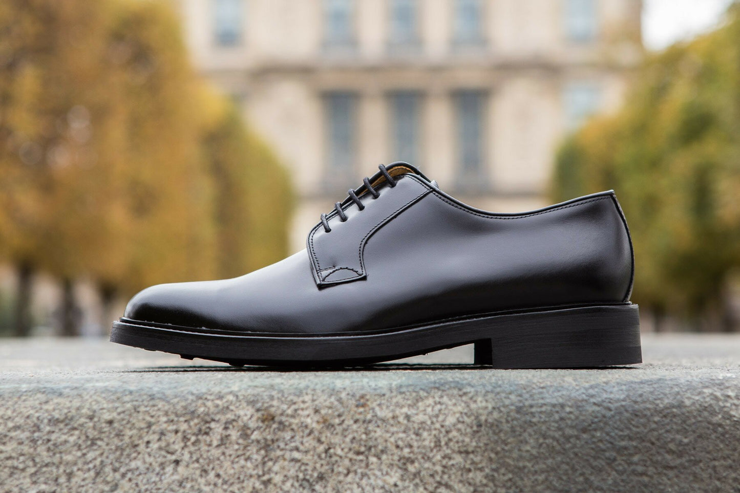 BRITISH SHOES - Derby en cuir noir. Cousu semelle en gomme