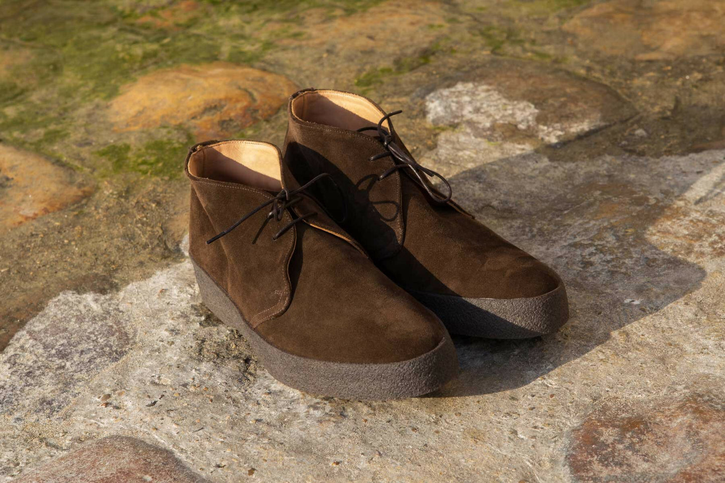 Sanders - Boots chukka daim chocolat avec semelle crêpe naturel