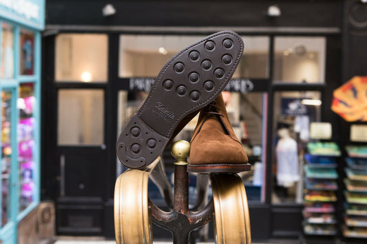 Loake - Boots chukka marron en daim semelle cousue goodyear en gomme