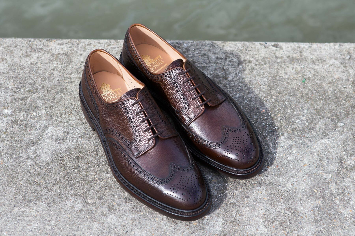 Crockett & Jones - Derby Pembroke en cuir dark brown scotch grain semelle cousue goodyear