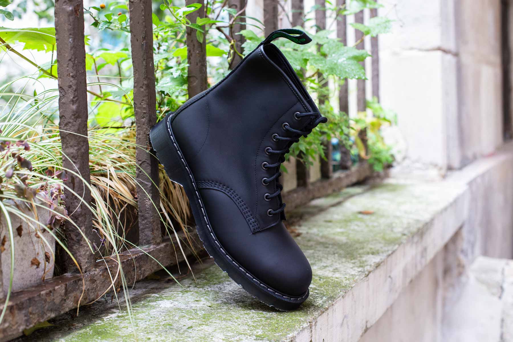 SOLOVAIR - 8 Eye Boots, Black Greasy, Made in England – British Shoes