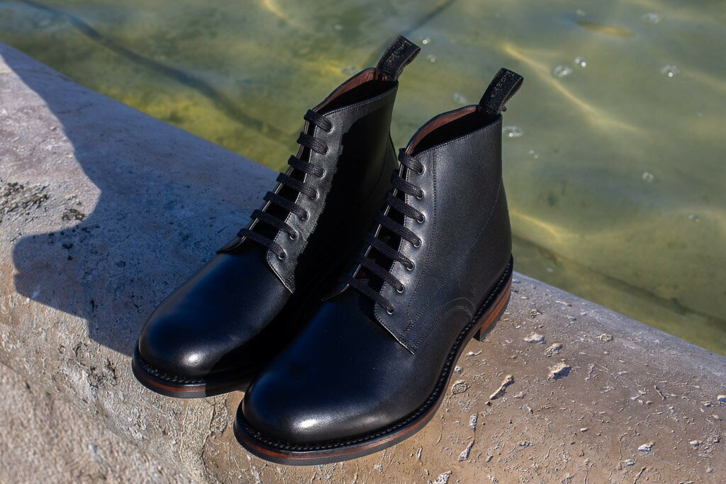 Loake - Boots Hebden à lacets cuir noir semelle cousue gomme