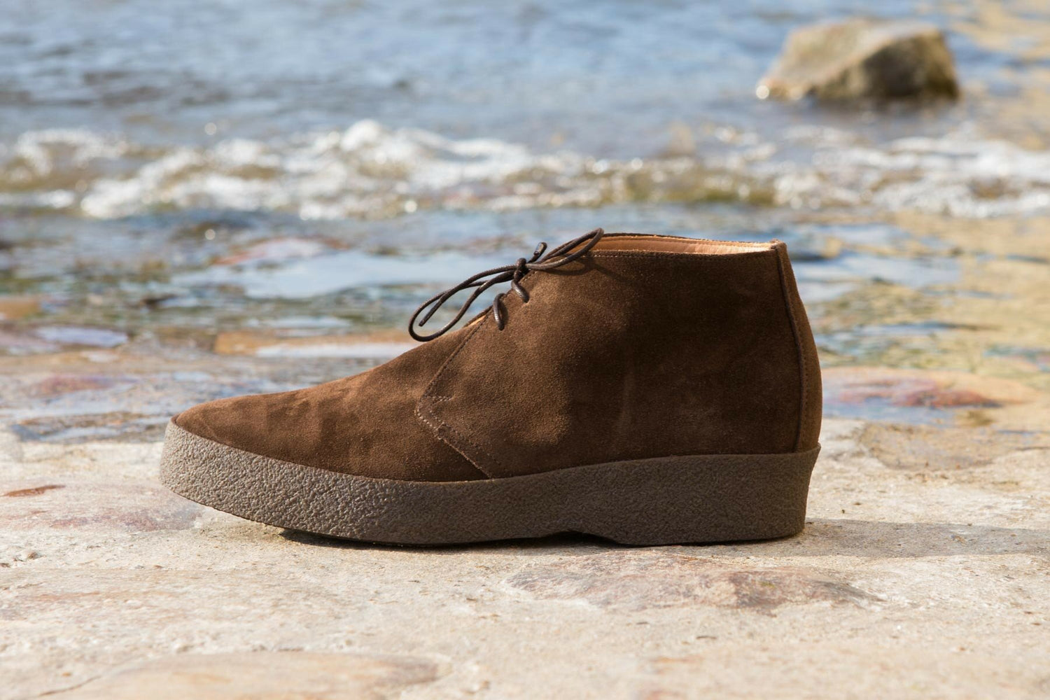 Sanders - Boots chukka daim chocolat avec semelle crêpe naturel