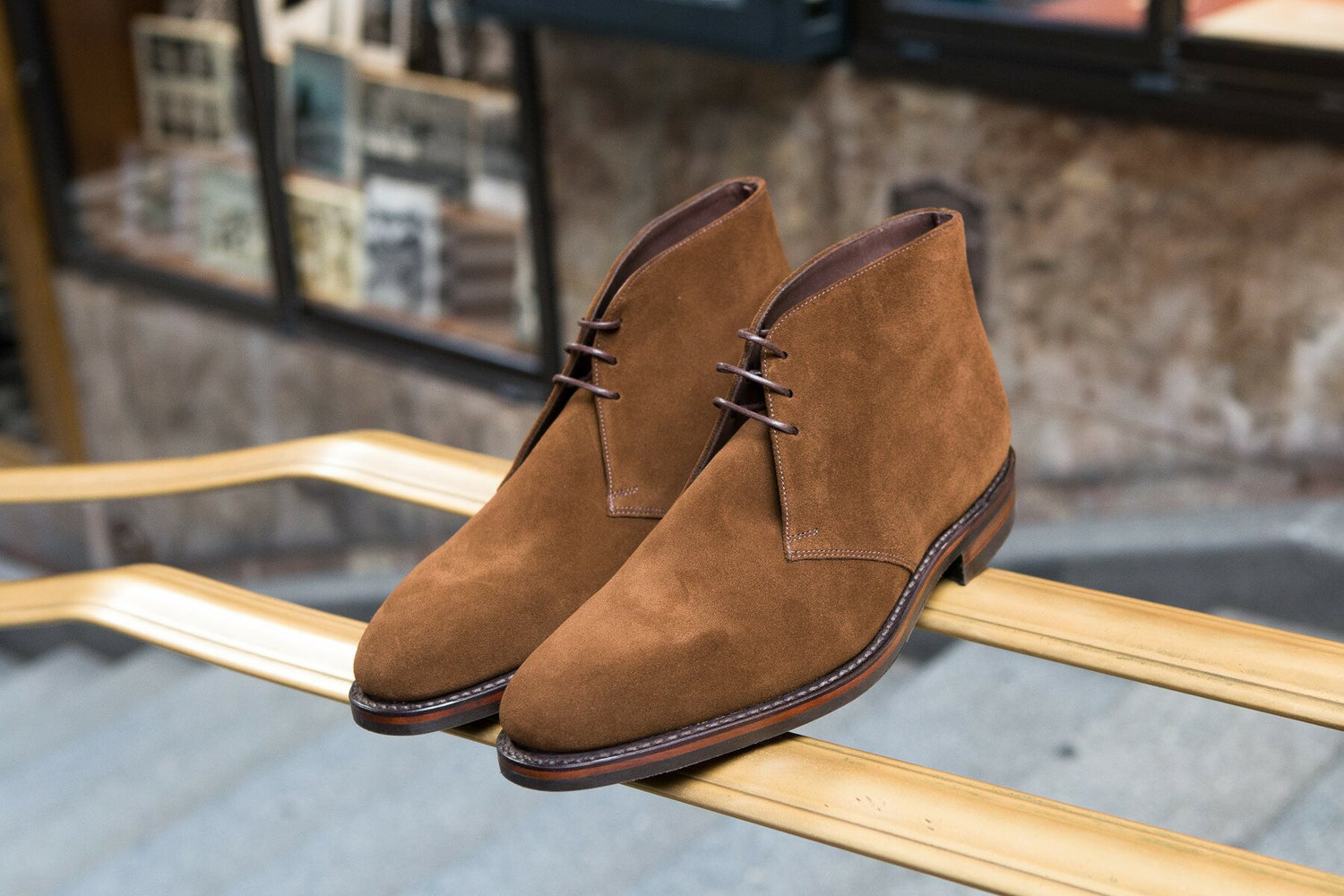 Loake - Boots chukka marron en daim semelle cousue goodyear en gomme