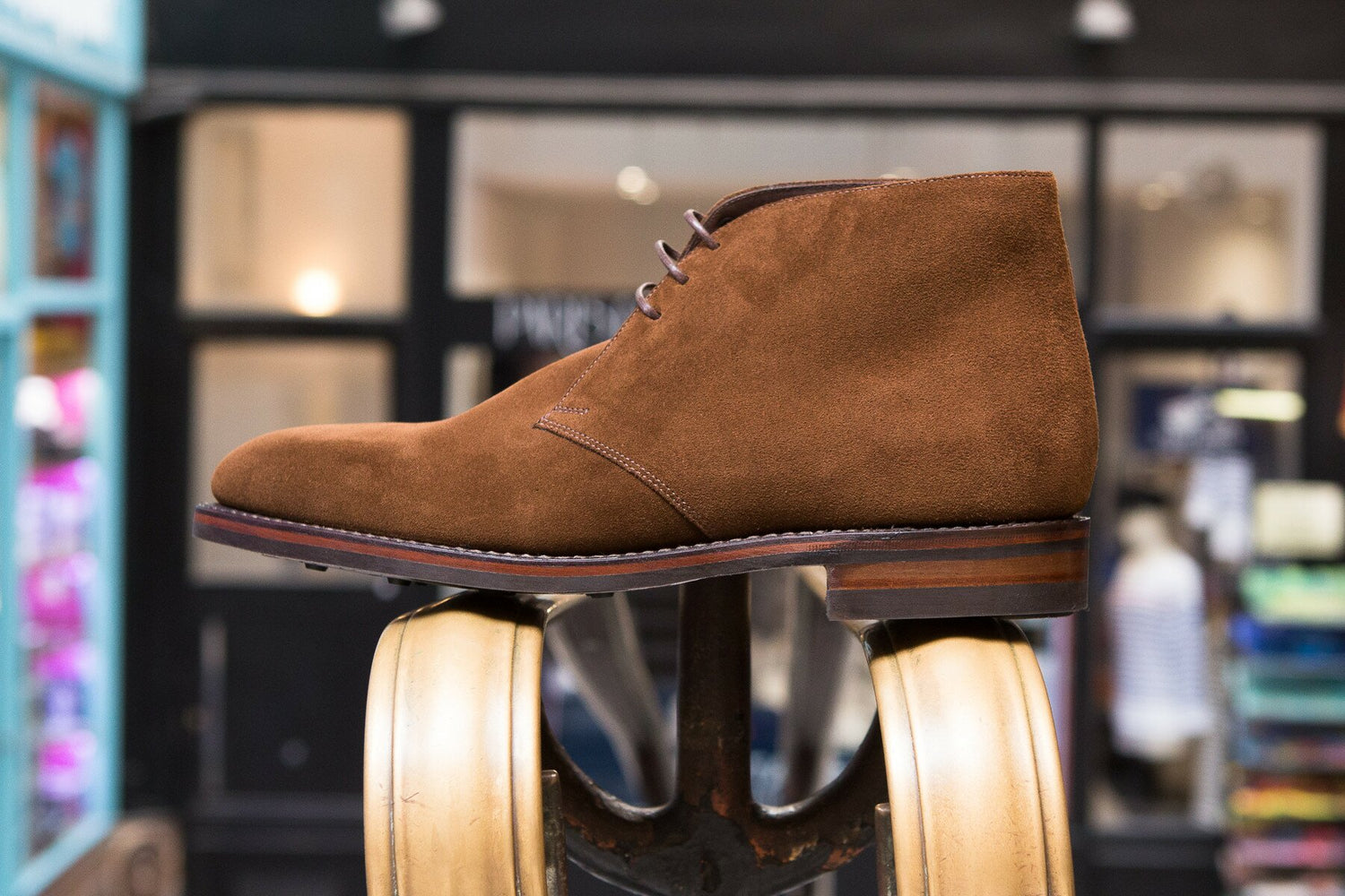 Loake - Boots chukka marron en daim semelle cousue goodyear en