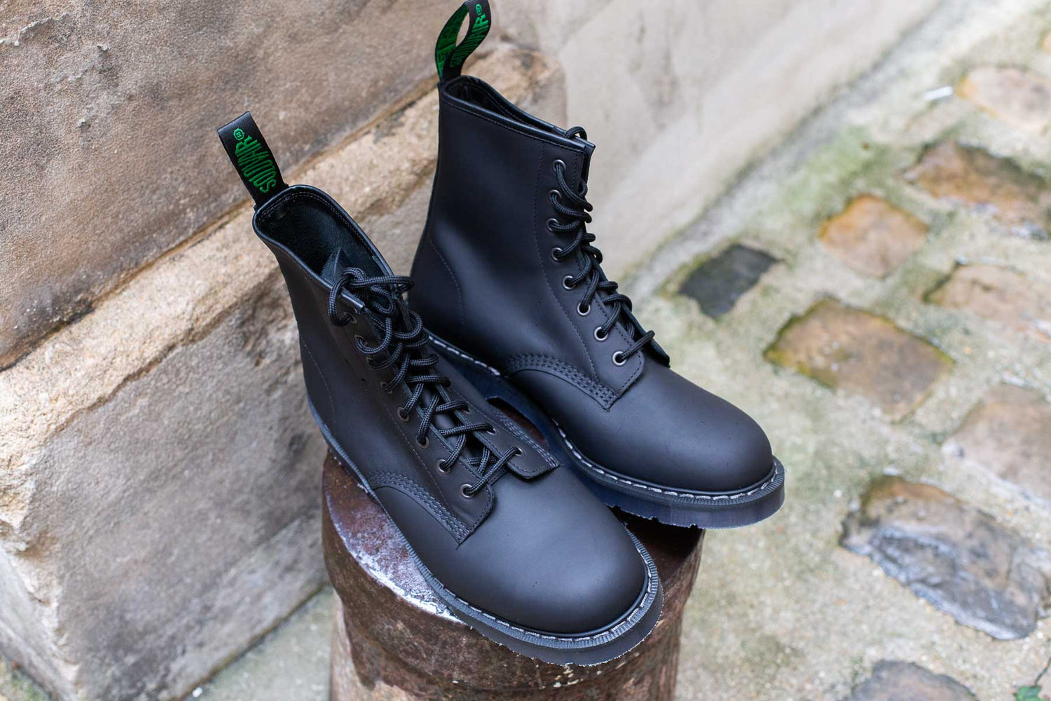 SOLOVAIR Boots Eye, Black Greasy, Made in England – British Shoes