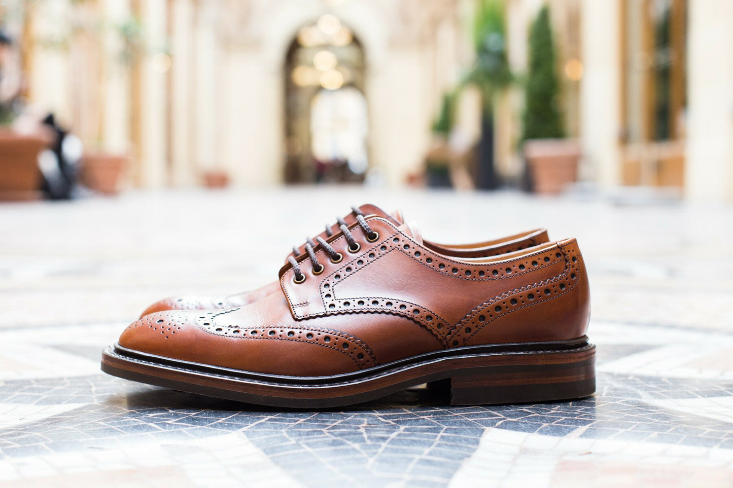 Loake - Derby en cuir lisse couleur mahogamy semelle gomme