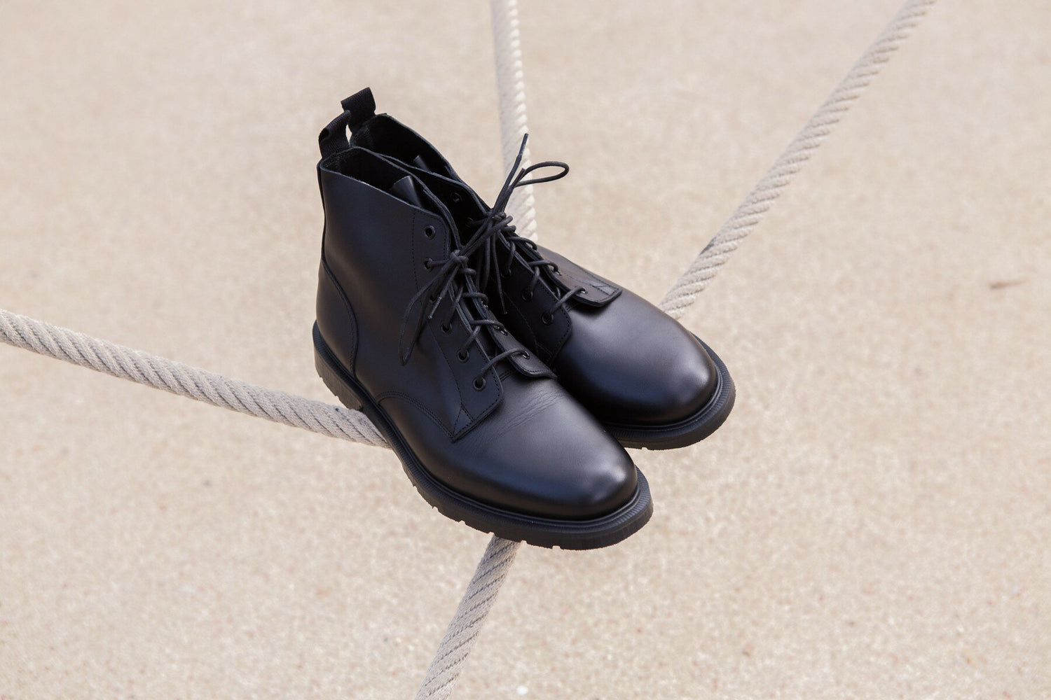 Solovair - Boots premium 951 en cuir noir cousue goodyear semelle coussin d'air